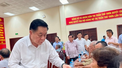 Trưởng Ban Tuyên giáo Trung ương Nguyễn Trọng Nghĩa trao quà Tết tới đồng bào nghèo ở Long An
