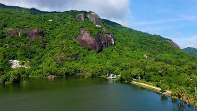 Climbing a 614m high mountain in An Giang, encountering a rock that makes a sound like a bell
