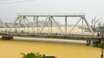 ទឹក​ទន្លេ​ឡើង​ខ្ពស់ បាក់​និញ ហាម​ស្ពាន​ខ្លះ