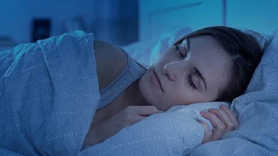 How does going to bed early affect the body?