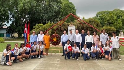 គណៈប្រតិភូមជ្ឈិមនៃសហភាពកសិករវៀត ណាមបានជូនផ្កាគោរពវិញ្ញាណក្ខន្ធលោកប្រធានហូជីមិញនៅប្រទេសគុយបា។