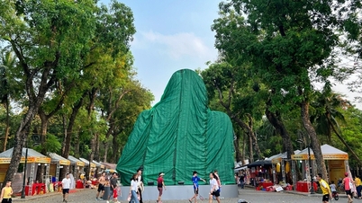 Strange symbol in Thong Nhat Park installed illegally by business