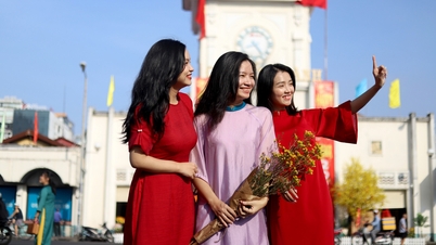 Không gian trước chợ Bến Thành hút khách chụp hình Tết