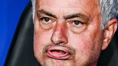 Les supporters de l'AS Roma demandent le limogeage de Mourinho après une défaite choquante