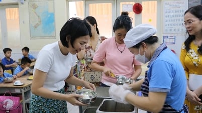 សាលា​ទីក្រុង​ហូជីមិញ​អញ្ជើញ​ឪពុក​ម្តាយ​ញ៉ាំ​អាហារ​ថ្ងៃ​ត្រង់​ជាមួយ​កូនៗ