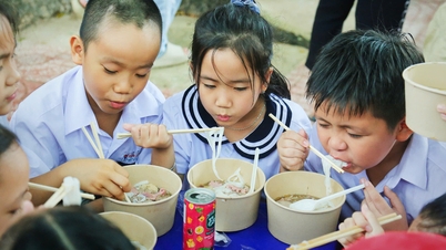 ចានផូចំនួន 1,000 ចានពេញមួយយប់សម្រាប់បម្រើសិស្ស Khanh Hoa