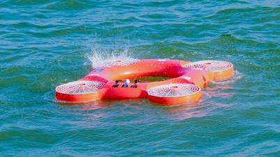 Drone turns into lifebuoy when landing in water