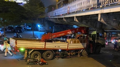 Xe cẩu mắc kẹt sau cú tông vào dầm cầu Long Biên