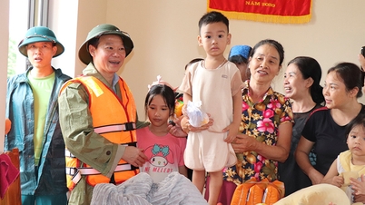 Minister of Natural Resources and Environment Do Duc Duy directs the work of overcoming the consequences at the flood center of Co Phuc (Tran Yen).