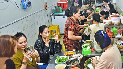 ស៊ុបគុយទាវហាណូយបានរក្សារសជាតិប្រពៃណីរបស់ខ្លួនអស់រយៈពេល 70 ឆ្នាំមកហើយ ភោជនីយដ្ឋានទំហំ 15 ម 2 ចង្អៀតដោយអតិថិជនរង់ចាំញ៉ាំ។