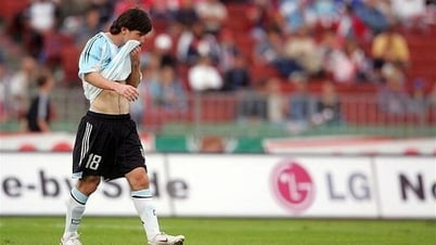 Trận ra mắt của Messi ở đội tuyển Argentina có gì đặc biệt?