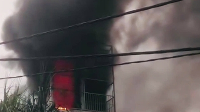 Big fire at 5-storey house selling welding machines in HCMC