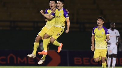 Phạm Tuấn Hải ghi siêu phẩm từ giữa sân ở V-League