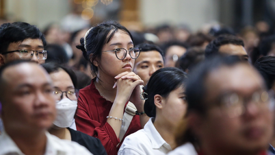 Bên trong Nhà thờ Đức Bà Sài Gòn: Hơn 1.000 người dân TP.HCM dự thánh lễ mừng Chúa Giáng sinh