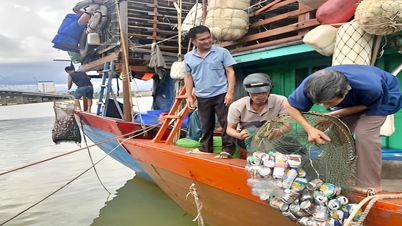 Tàu cá thu gom rác thải nhựa: Mô hình thúc đẩy nông nghiệp thân thiện môi trường