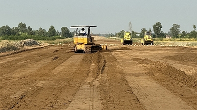 Nhà thầu cao tốc phải chờ đợi từng mét khối cát