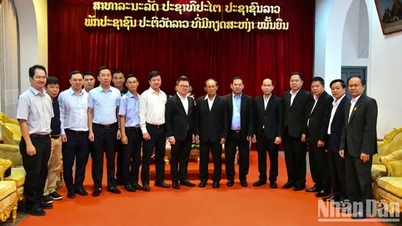 Delegation of Nhan Dan Newspaper visited and worked in Luang Prabang (Laos)