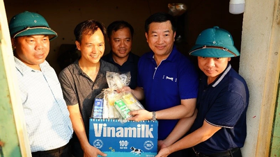 Vinamilk supports milk, water and many gifts for people in flooded areas on the outskirts of Hanoi