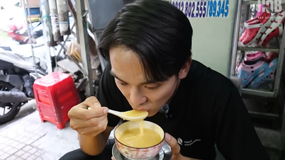 Khách Hàn ngồi vỉa hè ở TPHCM ăn món lạ từ trứng sống, nức nở khen ngon