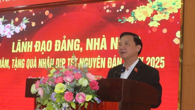 Stellvertretender Vorsitzender der Nationalversammlung überreicht Geschenke an Arbeiter in schwierigen Verhältnissen in Khanh Hoa