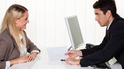 7 kiểu nói chuyện khiến người khác khó chịu mà người EQ thấp lại tự cho là khôn khéo