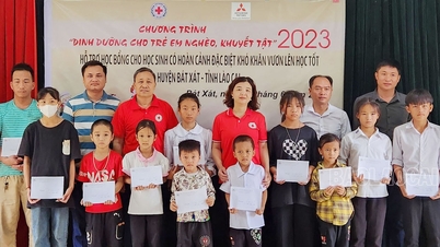 Awarding scholarships to poor students who overcome difficulties