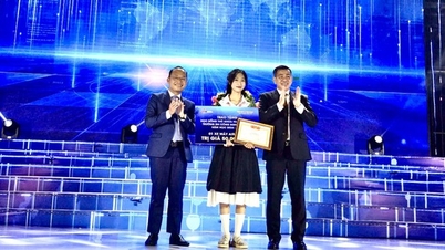 Ho Chi Minh City University of Industry rewards 9 valedictorians
