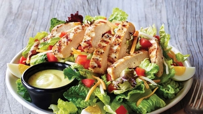 So machen Sie Hähnchenbrustsalat mit gerösteter Sesamsauce