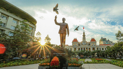ទីក្រុង។ ទីក្រុងហូជីមិញពោរពេញដោយទង់ជាតិ និងផ្កា