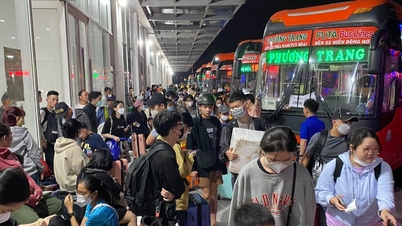 The new Eastern Bus Station is crowded with people returning home for the Tet holiday.