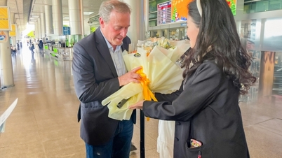 ผู้เชี่ยวชาญอาวุโสของมหาวิทยาลัยสแตนฟอร์ดและนักวิทยาศาสตร์ชาวเวียดนามหารือเกี่ยวกับโรคติดเชื้อและยาชีวภาพชนิดใหม่