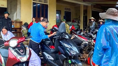 As soon as the water receded, the motorbike shop immediately repaired motorbikes for free for people in the flooded area.