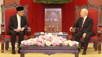 General Secretary Nguyen Phu Trong receives Malaysian Prime Minister Anwar Ibrahim
