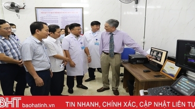 Prof. Dr. Dao Van Long donated a modern ultrasound machine to Huong Son Medical Center