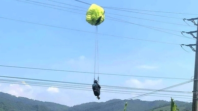 Paraglider ដែលជាប់នៅលើខ្សែថាមពលត្រូវបានជួយសង្គ្រោះ