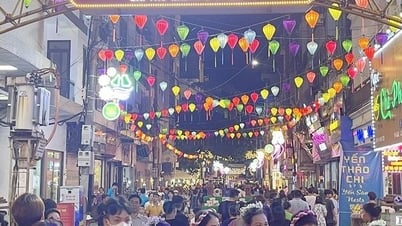 Quảng Ninh khai trương tuyến phố đi bộ Bài Thơ