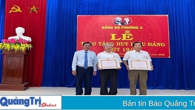 514 đảng viên được tặng và truy tặng Huy hiệu Đảng đợt 19/5