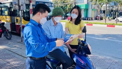 សមាជិក​ការិយាល័យ​ប្រៃសណីយ៍​ចុះ​ទៅ​គ្រប់​ច្រក​ល្ហក និង​ភូមិ​នានា ដើម្បី​ជំរុញ​ឲ្យ​ប្រជាពលរដ្ឋ​ចូលរួម​ក្នុង​ការ​ធានា​រ៉ាប់រង​សង្គម។