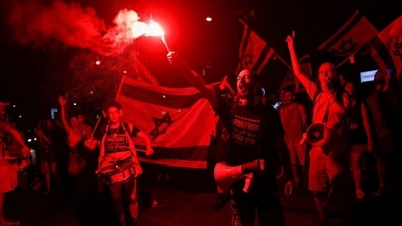 Israelis protest, Netanyahu must have pacemaker