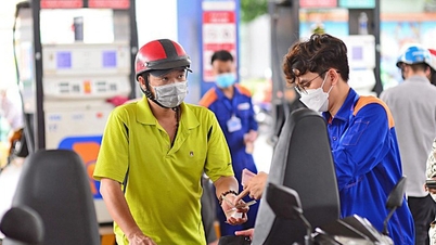 Simultaneous sharp decrease, gasoline price falls below 20,000 VND/liter