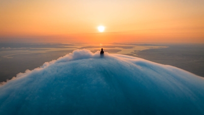 A sea of ​​white clouds appears over Ba Den Mountain, a surreal scene that causes a stir on social media
