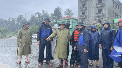 Mưa lớn gây ngập lụt nhiều nơi, giao thông ách tắc