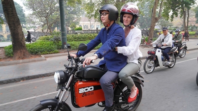 Tổng giám đốc USAID dạo phố phường Hà Nội, thưởng thức cà phê trứng