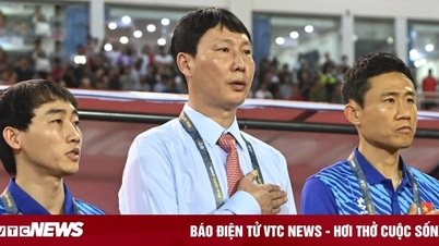 HLV Kim Sang-sik học Quốc ca Việt Nam qua YouTube, nhờ cầu thủ dạy phát âm