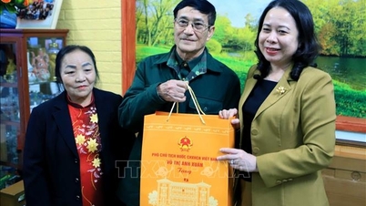 Phó Chủ tịch nước trao quà cho gia đình chính sách, công nhân khó khăn tại Thái Bình
