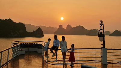 Tourists can enjoy the most beautiful sunset in Asia on Ha Long Bay