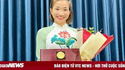 Nguyen Thi Oanh ពាក់អាវ Ao Dai បង្ហាញពានរង្វាន់នារីវៀតណាម