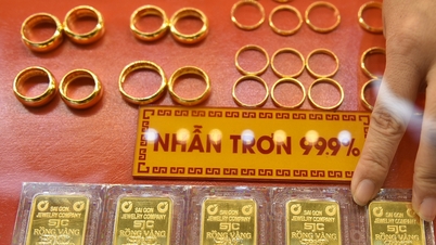 Giá vàng thế giới giảm, vàng nhẫn vẫn đi lên sát mức kỷ lục cũ