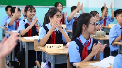 Học sinh TP.HCM rôm rả tựu trường
