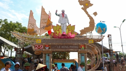សរសើរផលិតផលរបស់ភូមិសិប្បកម្មដែលប្រកួតប្រជែងក្នុងពិធីបុណ្យដែលបានធ្វើឡើងរៀងរាល់ 5 ឆ្នាំម្តង